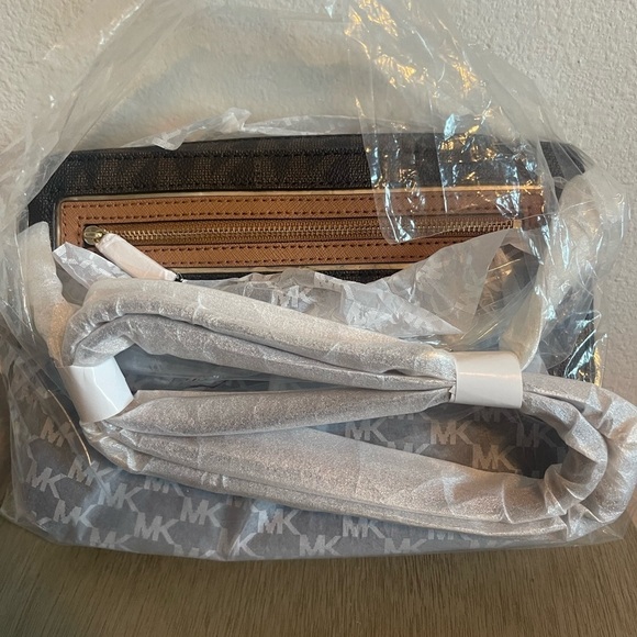 NWT Micheal Kors Frame Out Brown Crossbody, Large - Picture 4 of 8